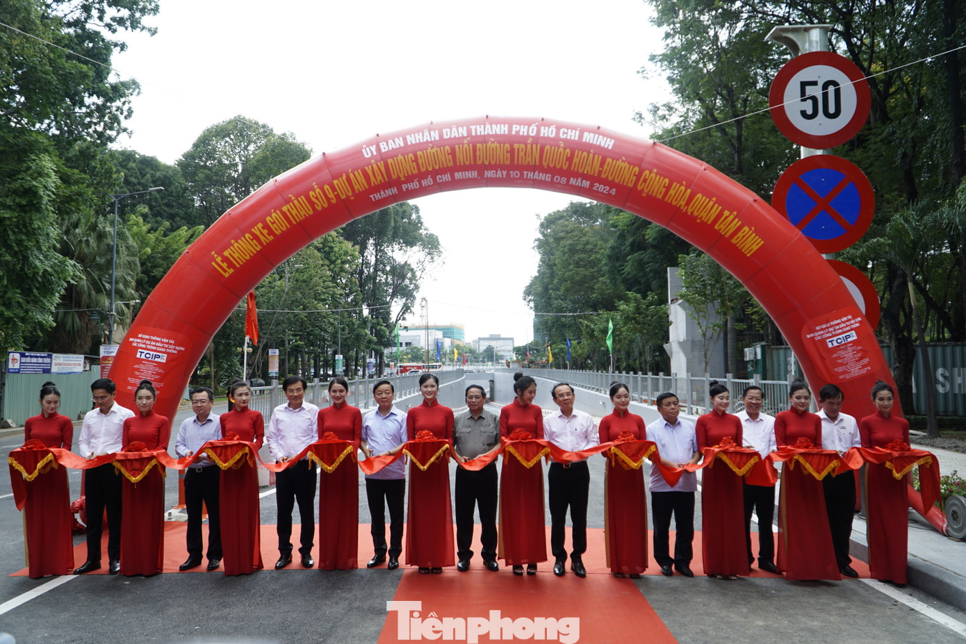 Thủ tướng Chính phủ cắt băng thông xe hạng mục hầm chui đường nối Trần Quốc Hoàn - Phan Thúc Duyện. Thủ tướng Chính phủ cắt băng thông xe hạng mục hầm chui đường nối Trần Quốc Hoàn - Phan Thúc Duyện.