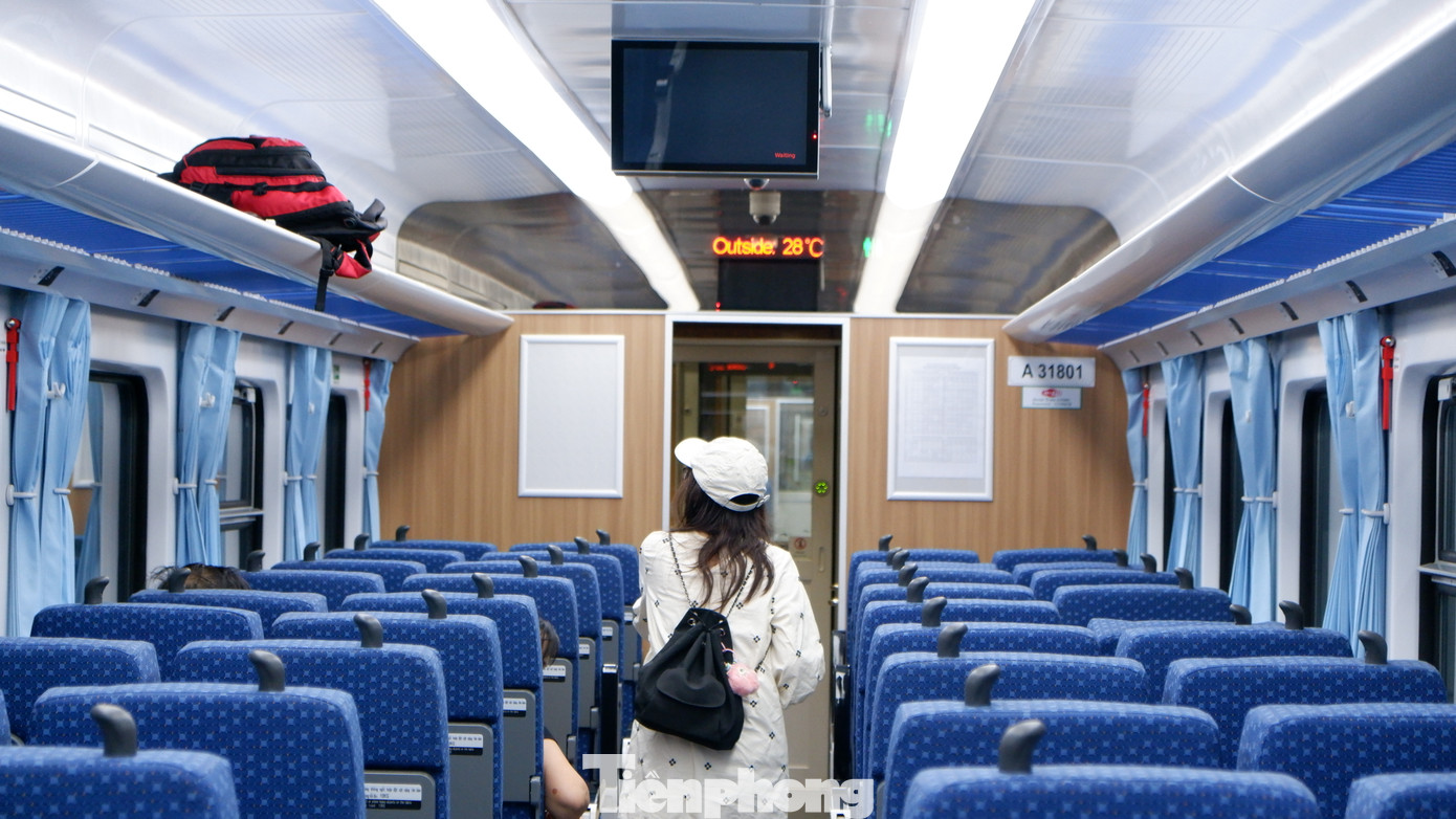 Còn trên toa ghế ngồi lắp đặt 2 tivi hướng về 2 phía.