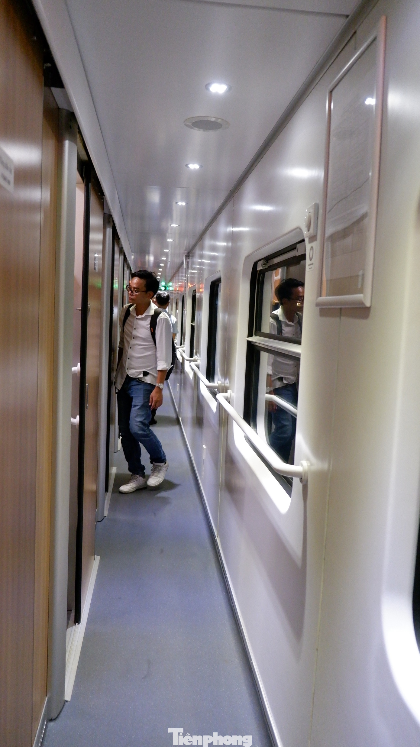 Đoàn tàu gồm 6 toa giường nằm, 5 toa ghế ngồi, 1 toa xe hàng cơm và 1 toa xe công vụ phát điện bằng công nghệ tiên tiến và hiện đại. Đặc biệt, một số thiết bị công nghệ tiên tiến lần đầu được sử dụng tại Việt Nam.