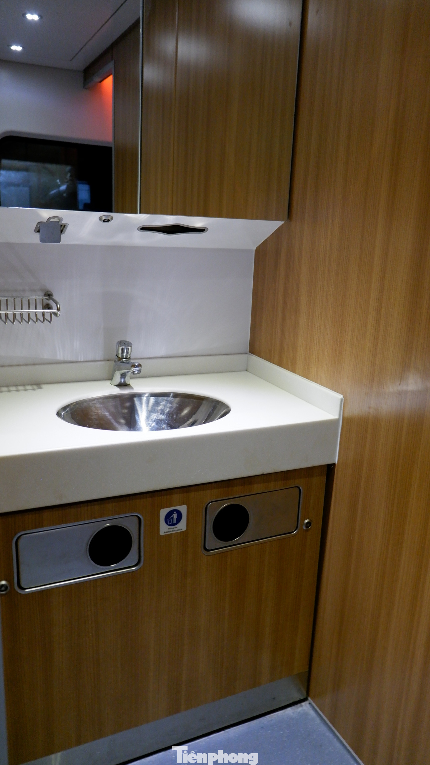 Thêm vào đó, ở khu vực rửa mặt, sử dụng thiết bị cảm ứng như vòi nước… Thiết bị vệ sinh hoạt động như thiết bị lắp trên máy bay, tức là theo nguyên lý hút chân không, tiết kiệm nước, chưa đến 0,47 lít/lần xả nhưng vẫn đảm bảo sạch sẽ, không mùi.