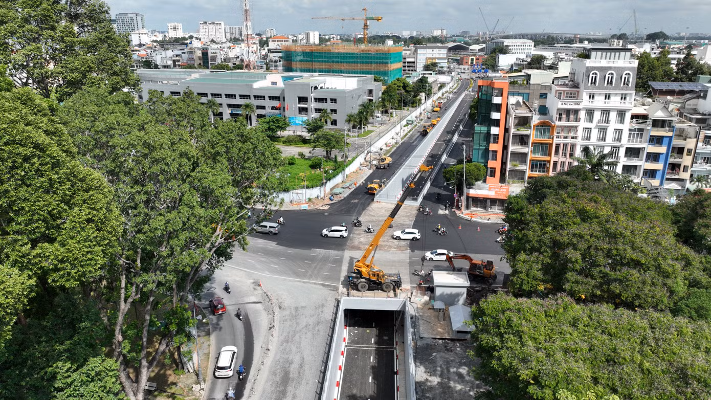 Hầm chui nút giao Trần Quốc Hoàn - Phan Thúc Duyện thuộc dự án xây dựng đường nối Trần Quốc Hoàn - Cộng Hòa (quận Tân Bình) vừa được thông xe vào chiều 10/8. Ảnh: T.A.
