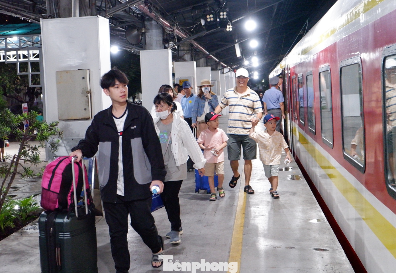 Đoàn tàu hạng sang SNT6/SNT3 gồm 13 toa tàu hạng sang, do công ty cổ phần Xe lửa Gia Lâm và công ty cổ phần Xe lửa Dĩ An lắp ráp, có nhiều thiết bị nội địa hoá.