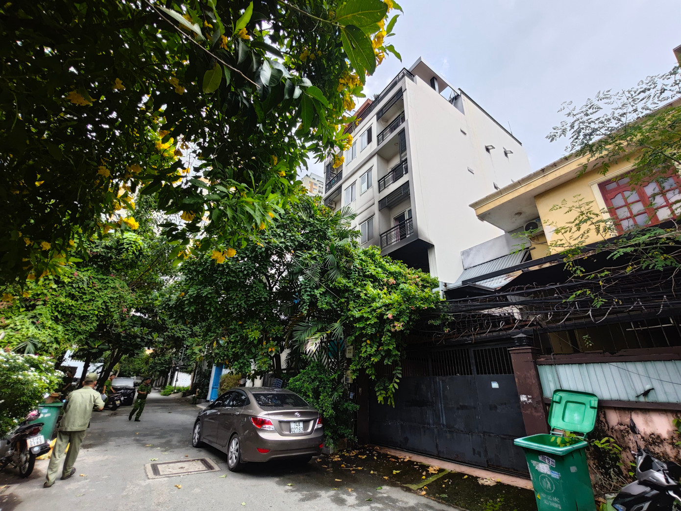 Lực lượng chức năng có mặt tại ngôi nhà để điều tra nguyên nhân vụ cháy. Ảnh: A.X Lực lượng chức năng có mặt tại ngôi nhà để điều tra nguyên nhân vụ cháy. Ảnh: A.X