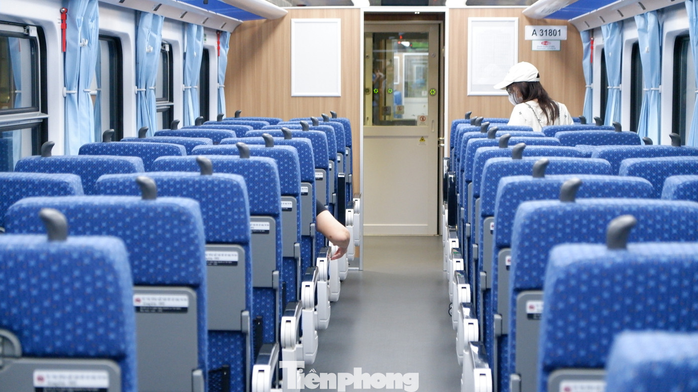 Trong 5 đôi tàu khai thác đầu tiên, hành khách được giảm 5% giá vé hiện hành cho các đoàn tàu này. Ngoài ra, ngành đường sắt vẫn áp dụng các chương trình giảm giá lên đến 15% như: khách mua vé trước ngày đi tàu từ 10 ngày trở lên được giảm từ 5% đến 15% giá vé (không áp dụng giảm cho loại chỗ khoang 4 giường); mua vé tập thể từ 11 người trở lên được giảm từ 3% đến 12% giá vé; mua vé khứ hồi được giảm 5% đến 10% giá vé lượt về.