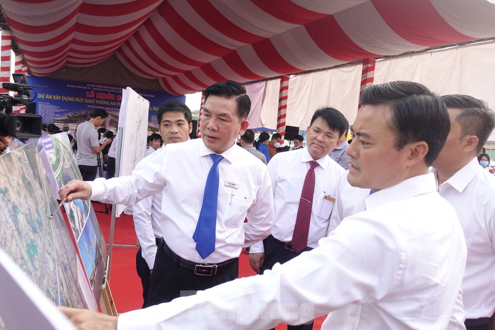 Ông Lương Minh Phúc - Giám đốc Ban Giao thông TPHCM (ảnh trái). Ông Lương Minh Phúc - Giám đốc Ban Giao thông TPHCM (ảnh trái).