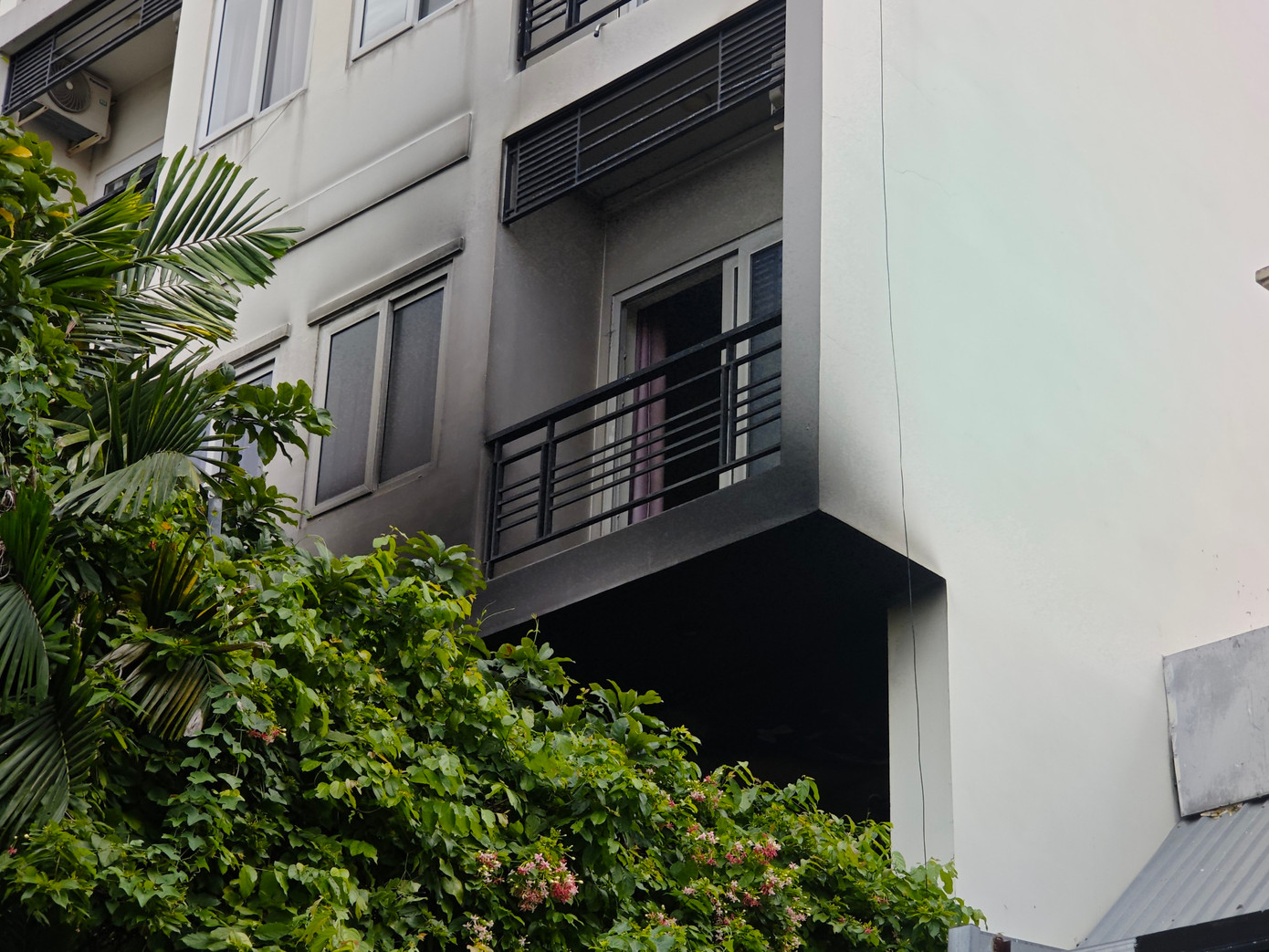 Bên ngoài căn phòng bị cháy bị ám khói đen. Ảnh: A.X Bên ngoài căn phòng bị cháy bị ám khói đen. Ảnh: A.X