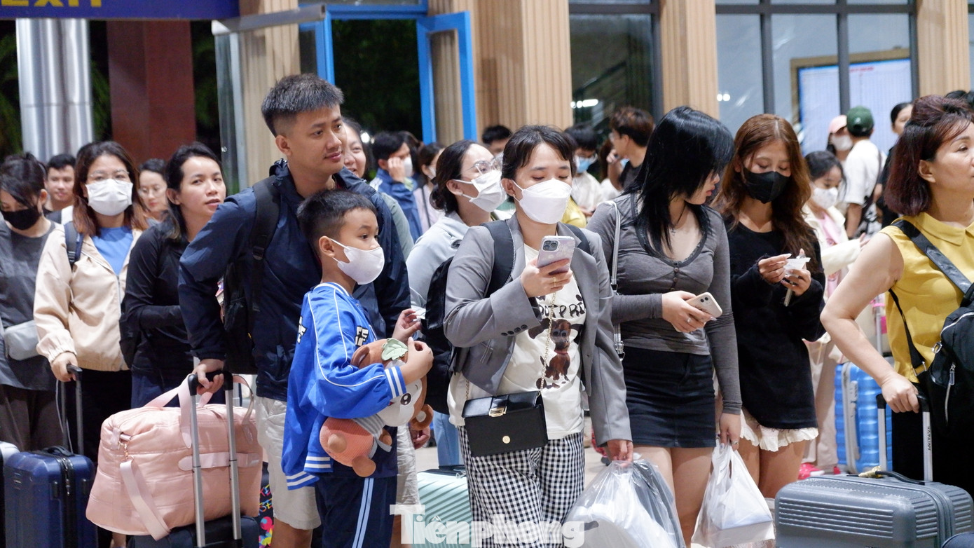 Hành khách hào hứng trải nghiệm tàu chất lượng cao Sài Gòn - Nha Trang.