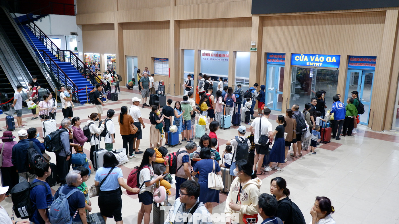 Tối 9/8, tại ga Sài Gòn (quận 3, TPHCM), công ty CP Vận tải đường sắt Sài Gòn và công ty TNHH Phát triển thiết bị đường sắt Việt Nam - Tập đoàn Jinxin (Jinxin Việt Nam) đã tổ chức lễ ký kết hợp tác và chạy thử thương mại đoàn tàu SNT6/SNT3 tuyến Sài Gòn - Nha Trang.