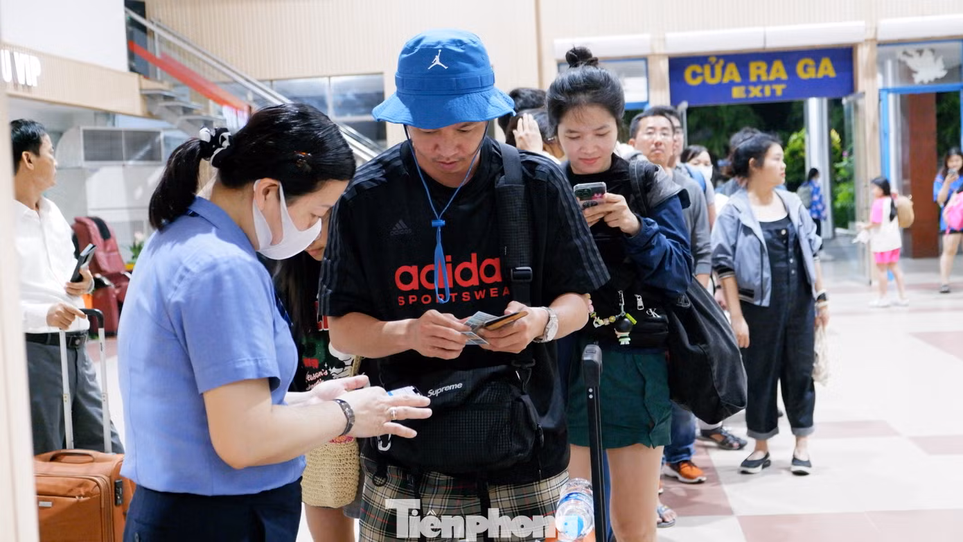 Hành khách làm thủ tục tại ga Sài Gòn. Ảnh: Hữu Huy.