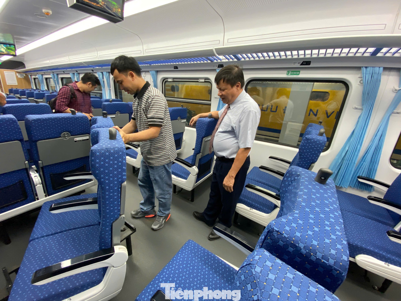 Các toa xe ghế ngồi là loại ghế có thể xoay 180 độ giúp hành khách tự điều chỉnh hướng ngồi cho phù hợp, tránh bị say xe do ngồi ngược chiều khi tàu chạy. Lưng ghế tích hợp bàn nhỏ có thể lật lên và túi lưới đựng sách báo. Ổ cắm điện USB được tích hợp phía dưới ở giữa ghế tạo sự thuận tiện cho hành khách. Đệm ngồi và tựa lưng làm bằng xốp polyurethane chống cháy, thân thiện với môi trường, an toàn.