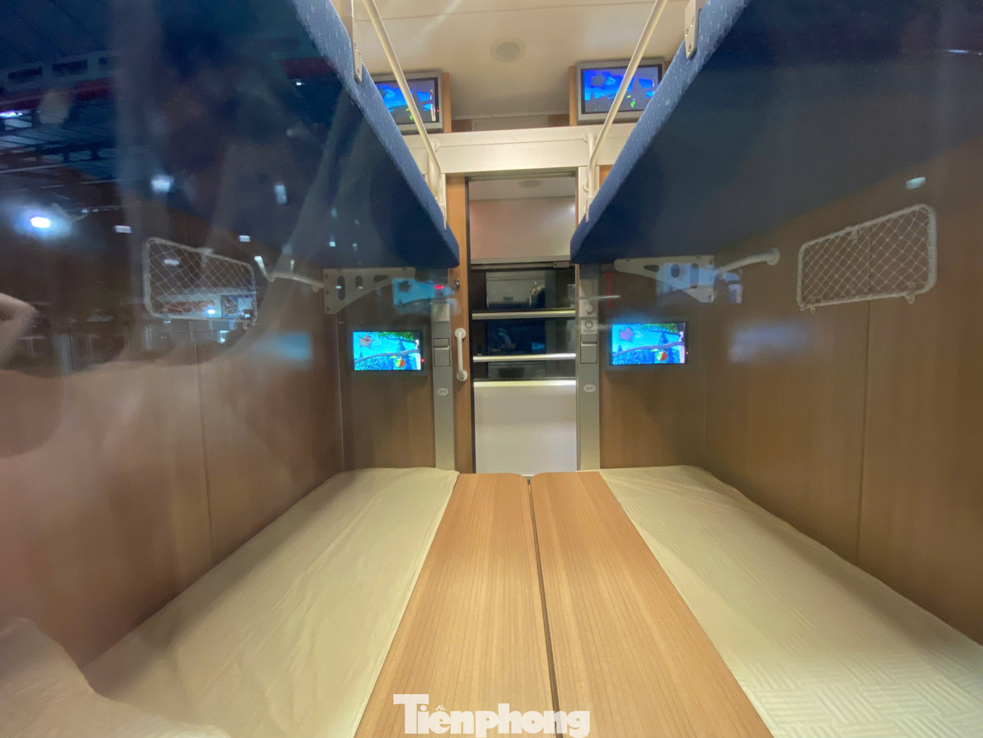 Theo đơn vị đầu tư, nội thất và tiện ích của đoàn tàu này được trang bị như máy bay. Cụ thể như mỗi giường nằm có 1 tivi ở đầu giường để hành khách tùy ý xem theo sở thích.