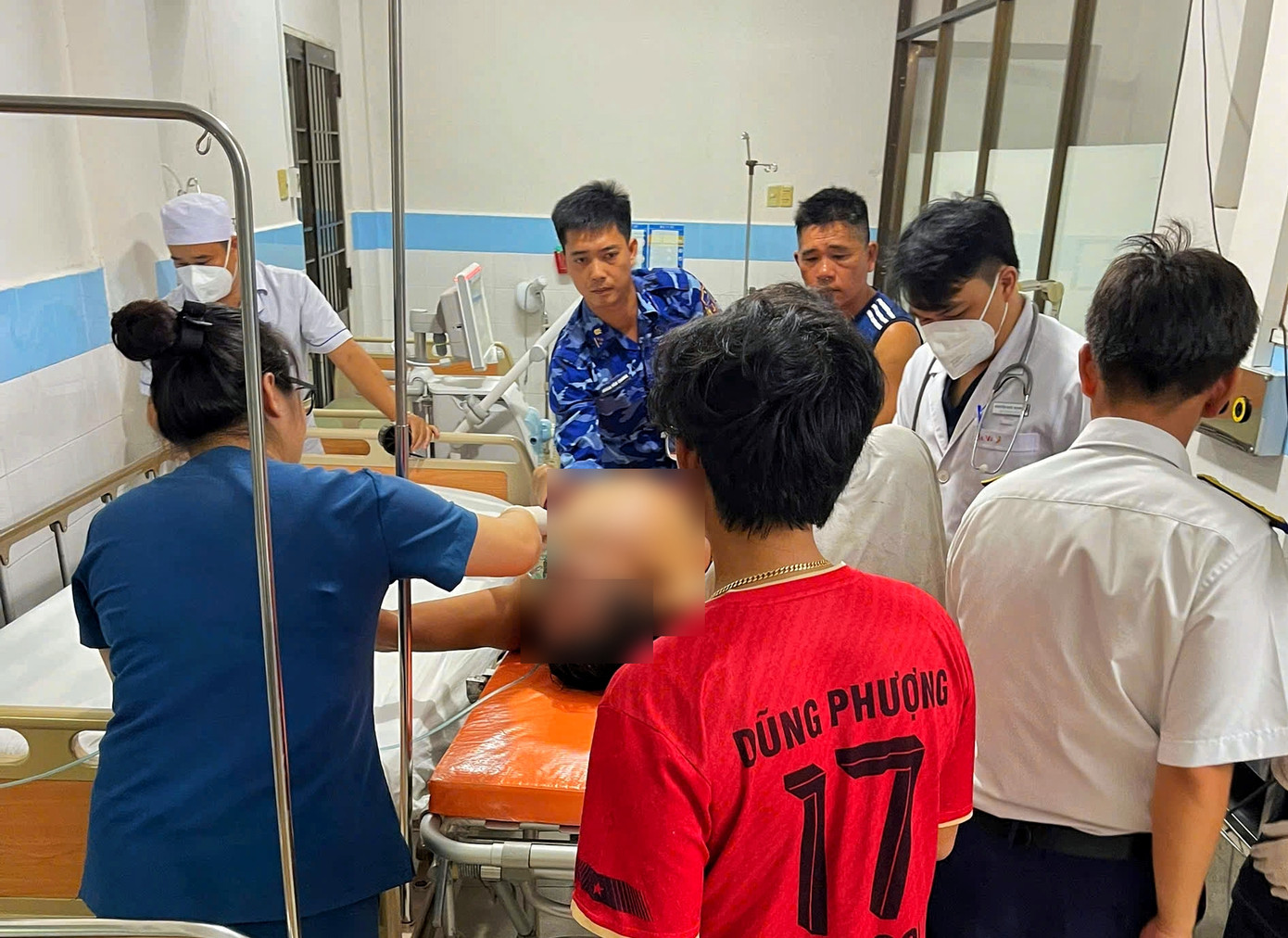 Sau khi được cấp cứu, nạn nhân đã qua cơn nguy kịch, sức khỏe ổn định. Ảnh: Bộ Tư lệnh Vùng Cảnh sát biển 3