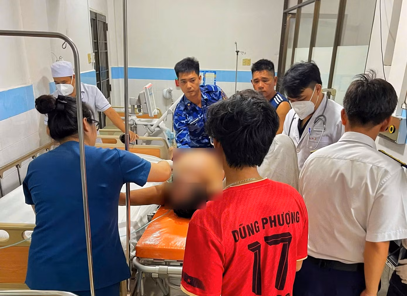 Sau khi được cấp cứu, nạn nhân đã qua cơn nguy kịch, sức khỏe ổn định. Ảnh: Bộ Tư lệnh Vùng Cảnh sát biển 3 Sau khi được cấp cứu, nạn nhân đã qua cơn nguy kịch, sức khỏe ổn định. Ảnh: Bộ Tư lệnh Vùng Cảnh sát biển 3
