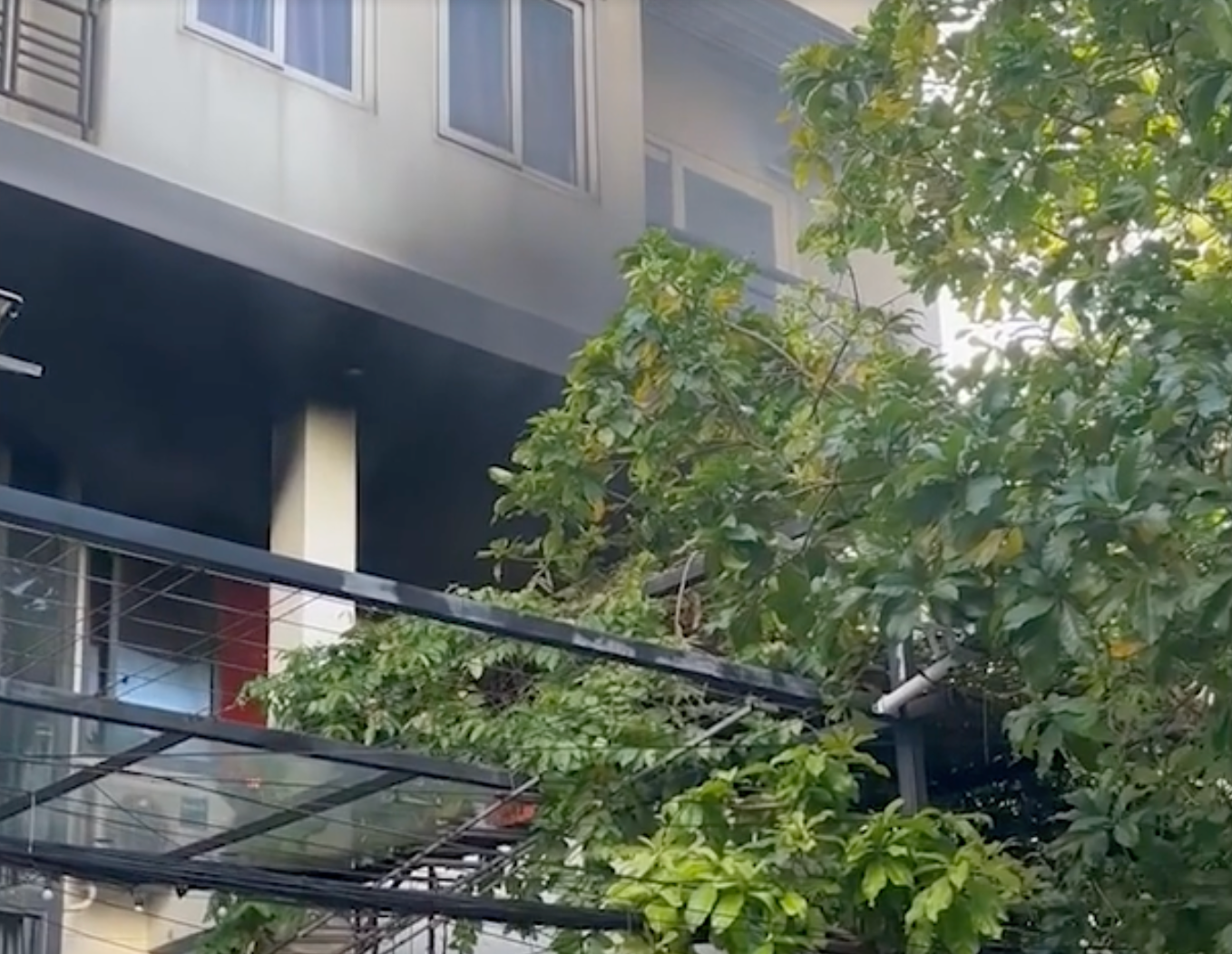 Vị trí xảy ra hỏa hoạn. (Ảnh chụp từ clip) Vị trí xảy ra hỏa hoạn. (Ảnh chụp từ clip)