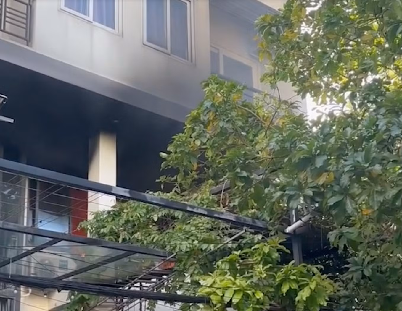 Vị trí xảy ra hỏa hoạn. (Ảnh chụp từ clip) Vị trí xảy ra hỏa hoạn. (Ảnh chụp từ clip)