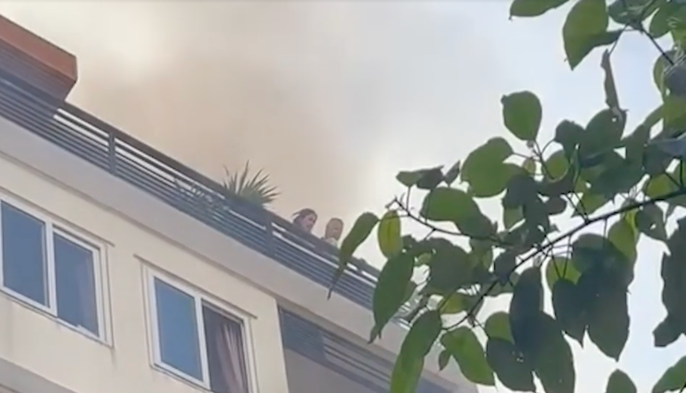 Người sinh sống trong căn nhà chạy lên sân thượng chờ ứng cứu. (Ảnh chụp từ clip) Người sinh sống trong căn nhà chạy lên sân thượng chờ ứng cứu. (Ảnh chụp từ clip)