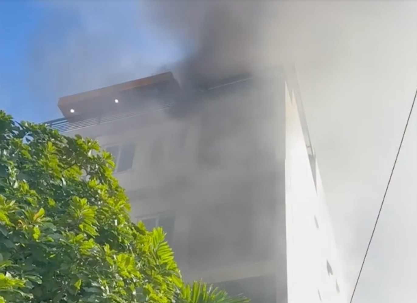 Khói bốc lên cao. (Ảnh chụp từ clip) Khói bốc lên cao. (Ảnh chụp từ clip)