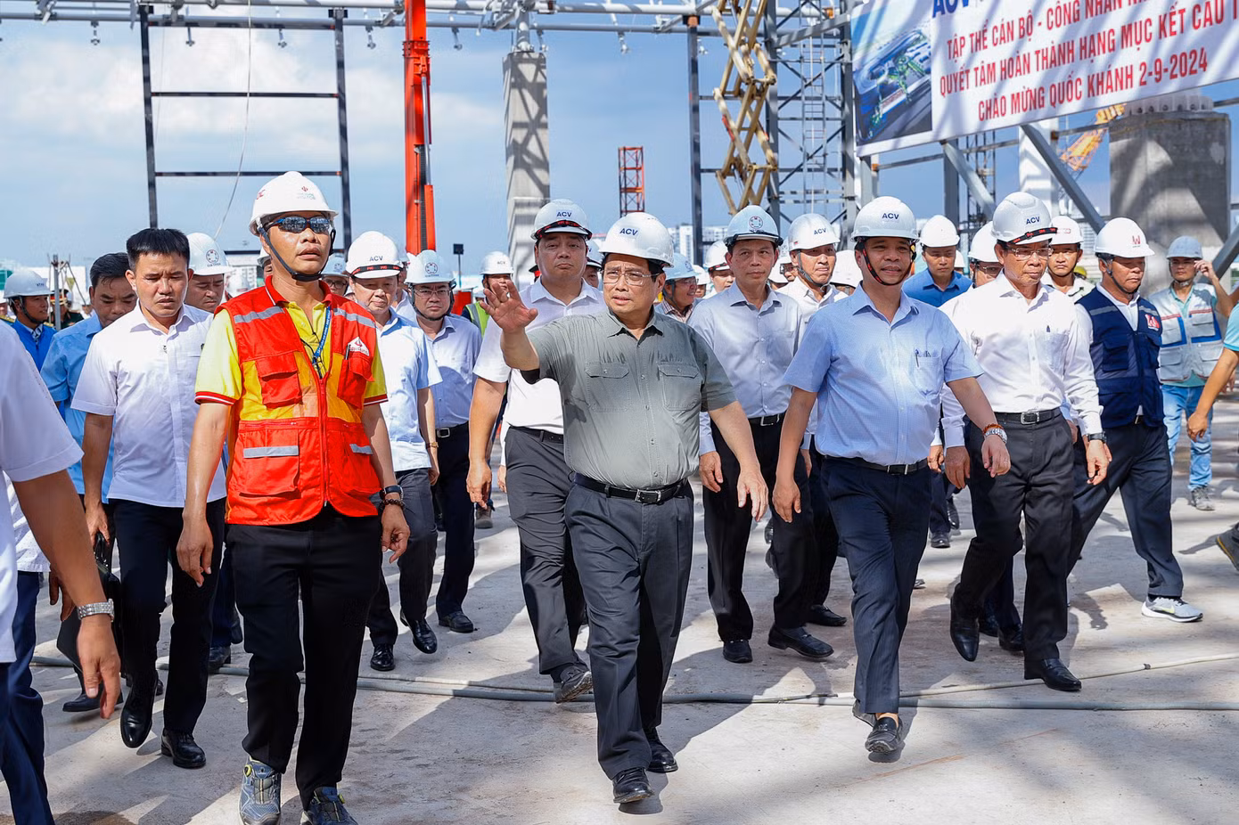 Thủ tướng Chính phủ Phạm Minh Chính thị sát, kiểm tra tiến độ triển khai dự án nhà ga hành khách T3 sân bay Tân Sơn Nhất chiều 10/8. Ảnh: VGP/Nhật Bắc.