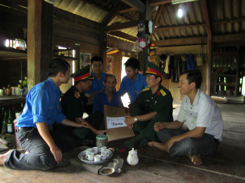 Thăm và tặng quà gia đình liệt sĩ Bùi Thanh Bình