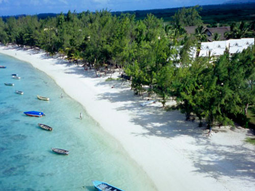 Bờ biển đảo Reunion, phía đông Madagascar, nơi thiếu nữ 15 tuổi bị cá mập tấn công. Ảnh: Daily Mail. Bờ biển đảo Reunion, phía đông Madagascar, nơi thiếu nữ 15 tuổi bị cá mập tấn công. Ảnh: Daily Mail