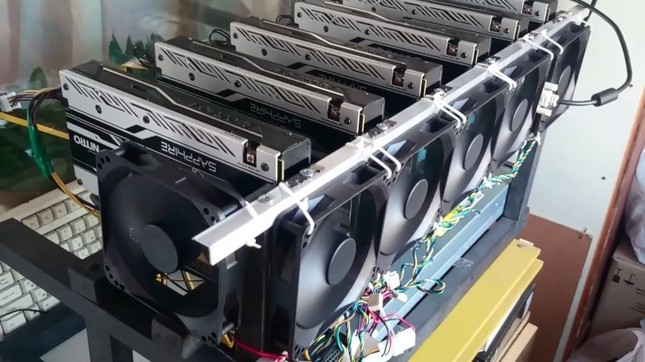 Một dàn máy đào bitcoin được nhập khẩu về Việt Nam.