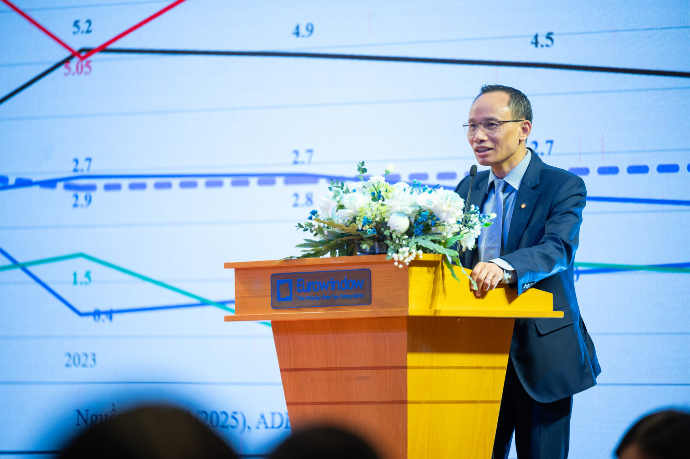 TS. Cấn Văn Lực chia sẻ tại hội thảo. Ảnh: Phạm Thắng.