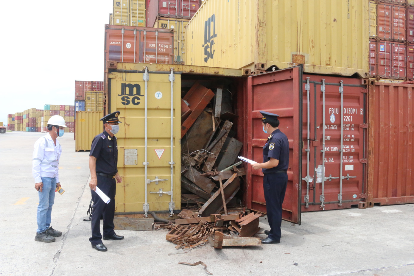 Chi cục Điều tra chống buôn lậu phải thanh toán gần 50 tỷ đồng tiền lưu giữ đối với các lô hàng vi phạm tại cảng Cát Lái. Chi cục Điều tra chống buôn lậu phải thanh toán gần 50 tỷ đồng tiền lưu giữ đối với các lô hàng vi phạm tại cảng Cát Lái.