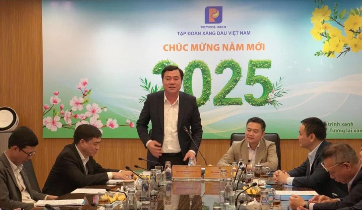 Thứ trưởng Nguyễn Sinh Nhật Tân đề nghị đảm bảo nguồn cung xăng dầu không thiếu kể cả cục bộ, đơn lẻ. Ảnh: BCT. Thứ trưởng Nguyễn Sinh Nhật Tân đề nghị đảm bảo nguồn cung xăng dầu không thiếu kể cả cục bộ, đơn lẻ. Ảnh: BCT.