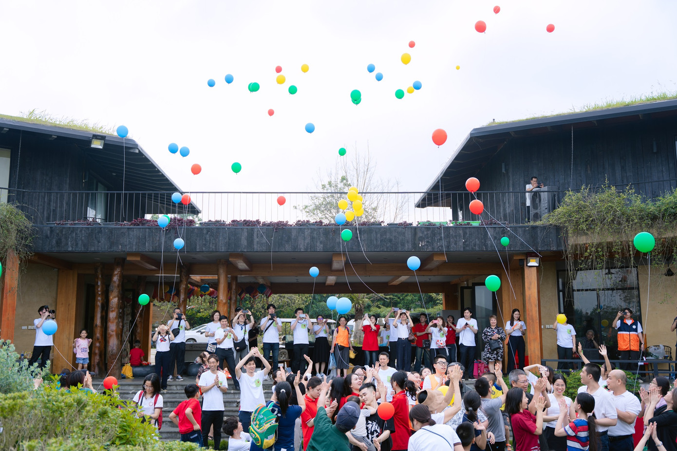 Theo chị Vân Anh, với sứ mệnh đó, AME House ra đời! Tên ngôi nhà được viết tắt của các từ trong tiếng Nhật. Akarui (明るい ánh sáng) Mirai (未来 tương lai) E (へ hướng tới)