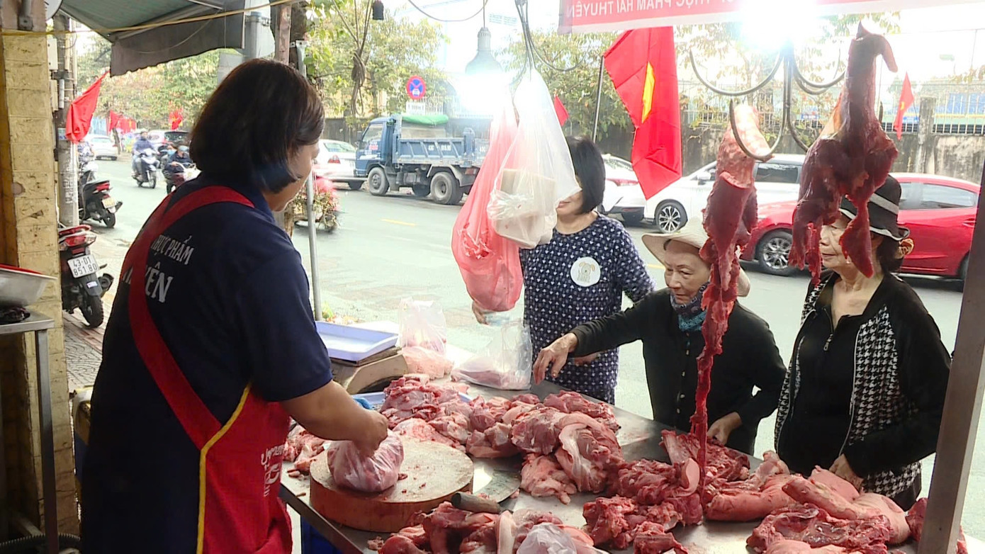 Giá thịt lợn liên tục tăng cao khiến CPI trong tháng 2 tăng mạnh.