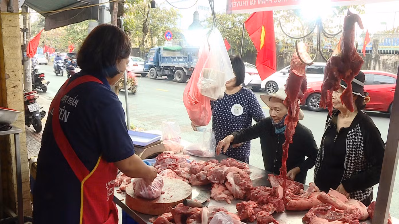 Giá thịt lợn liên tục tăng cao khiến CPI trong tháng 2 tăng mạnh.