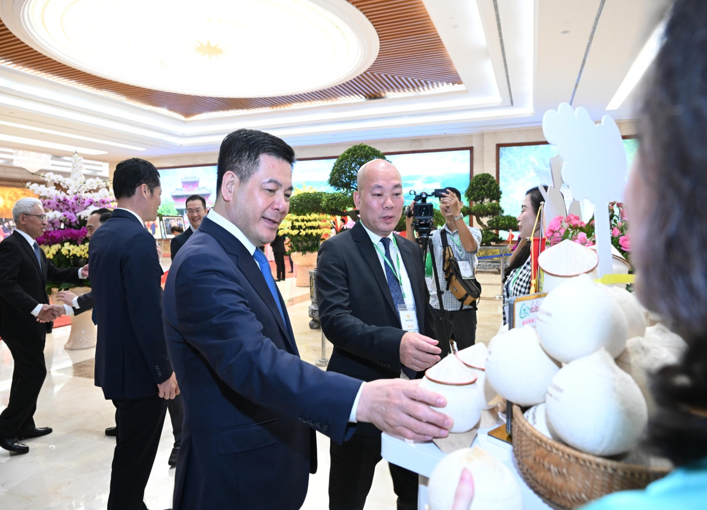 Bộ trưởng Công Thương tham dự triển lãm sản phẩm nông nghiệp đặc sắc của Việt Nam xuất khẩu sang Trung Quốc vào tháng 10/2024. Ảnh: BCT. Bộ trưởng Công Thương tham dự triển lãm sản phẩm nông nghiệp đặc sắc của Việt Nam xuất khẩu sang Trung Quốc vào tháng 10/2024. Ảnh: BCT.