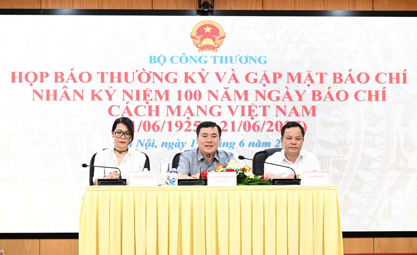 Lãnh đạo Bộ Công Thương trả lời tại cuộc họp báo.