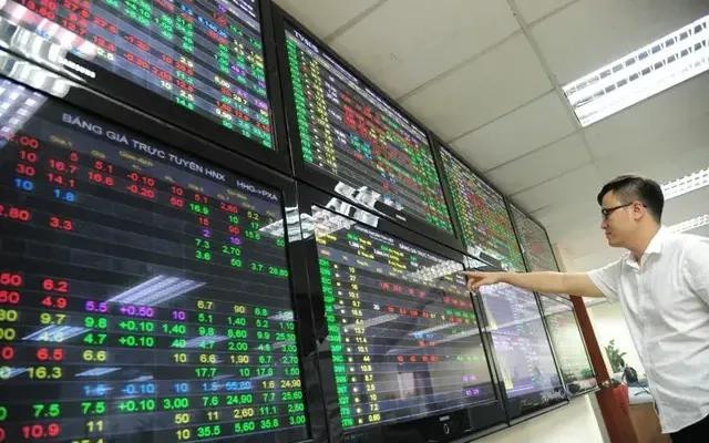 Chứng khoán vượt mốc 1.300 điểm trong tuần qua với thanh khoản được cải thiện. Chứng khoán vượt mốc 1.300 điểm trong tuần qua với thanh khoản được cải thiện.