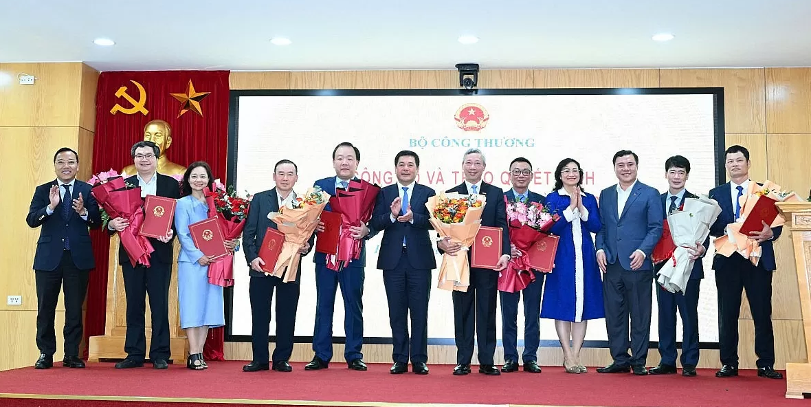 Lãnh đạo Bộ Công Thương trao quyết định bổ nhiệm các lãnh đạo Cục, vụ. Ảnh BCT. Lãnh đạo Bộ Công Thương trao quyết định bổ nhiệm các lãnh đạo Cục, vụ. Ảnh BCT.