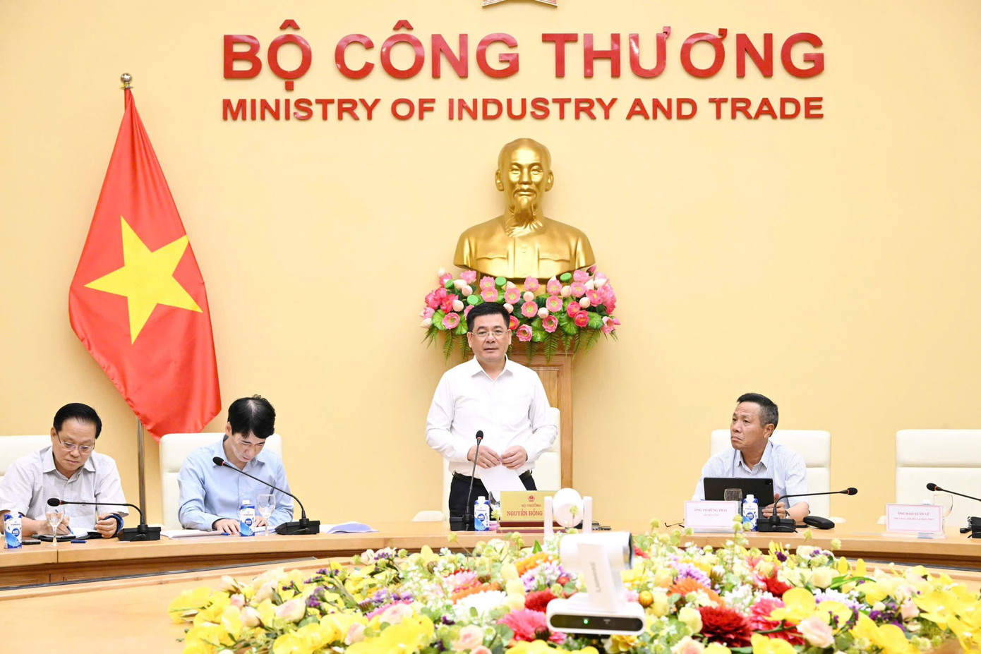 Bộ trưởng Bộ Công Thương làm việc với các lãnh đạo doanh nghiệp, tập đoàn lớn. Bộ trưởng Bộ Công Thương làm việc với các lãnh đạo doanh nghiệp, tập đoàn lớn.