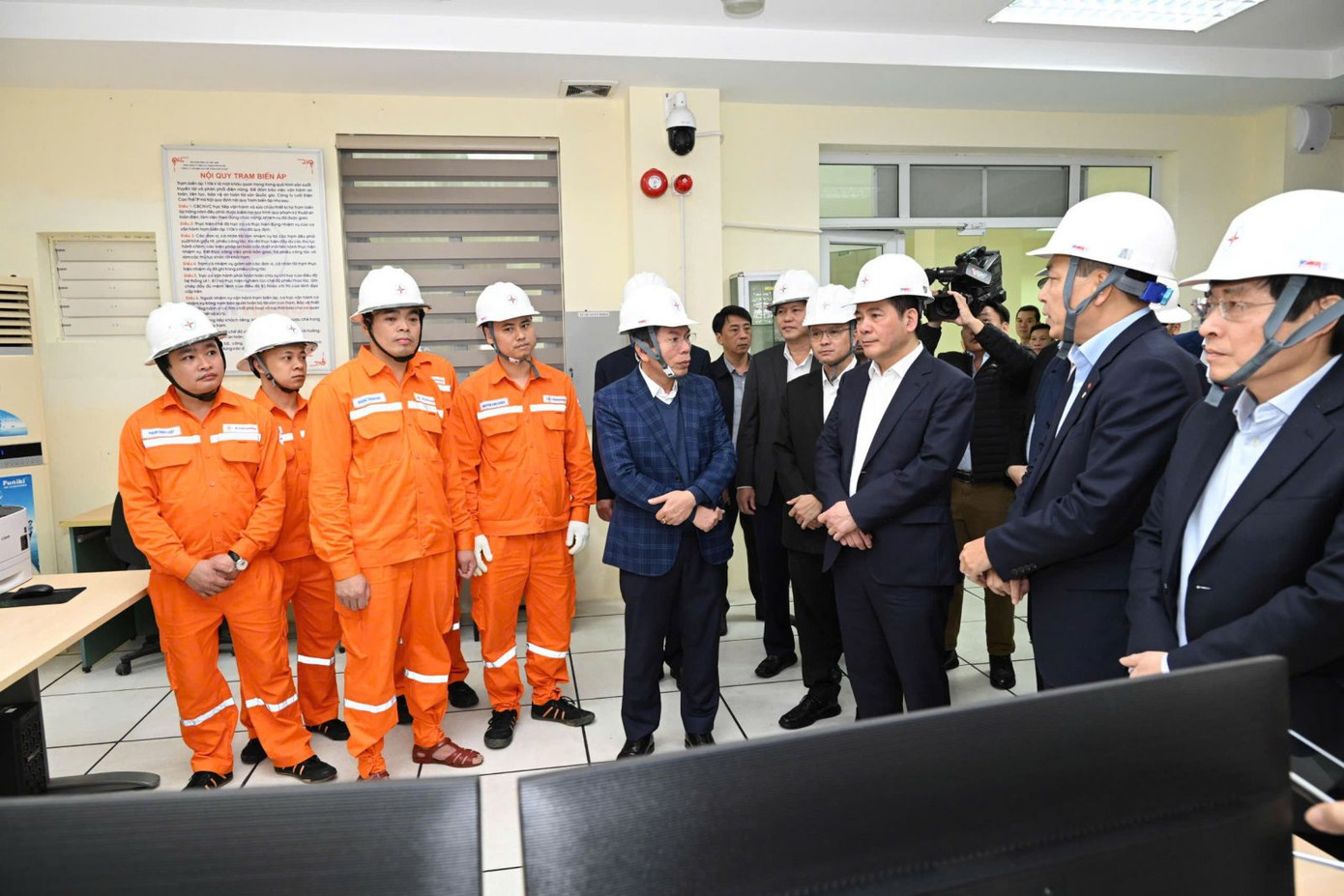 Bộ trưởng Nguyễn Hồng Diên đi kiểm tra công tác đảm bảo cung ứng điện trong ngày 25/1. Ảnh: BCT.