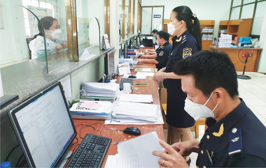Việc thực hiện thủ tục hải quan hiện ở Việt Nam còn mất nhiều thời gian.