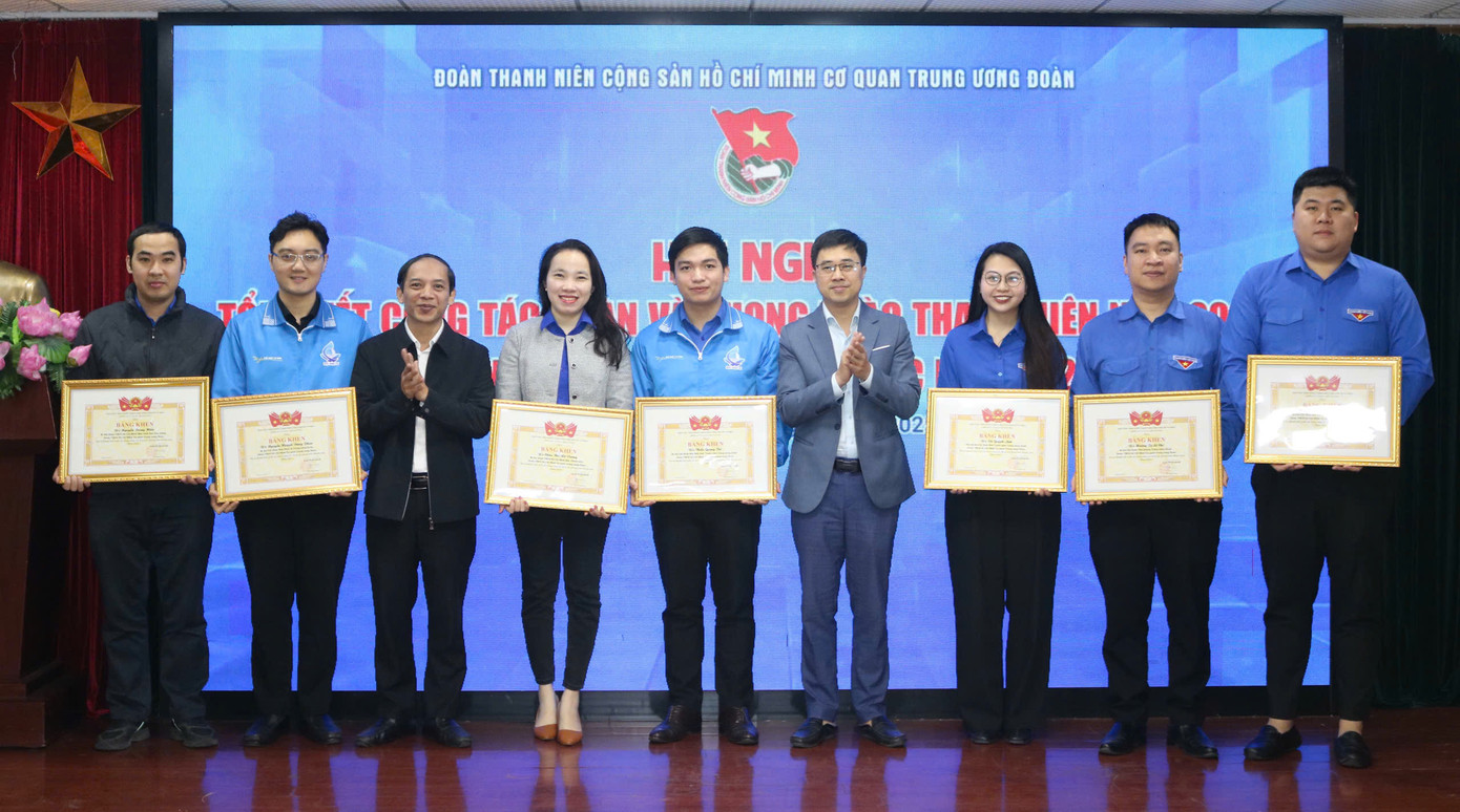 Các cá nhân được trao tặng bằng khen vì có thành tích xuất sắc trong công tác Đoàn và phong trào thanh niên 2024. Ảnh: Khánh Dương