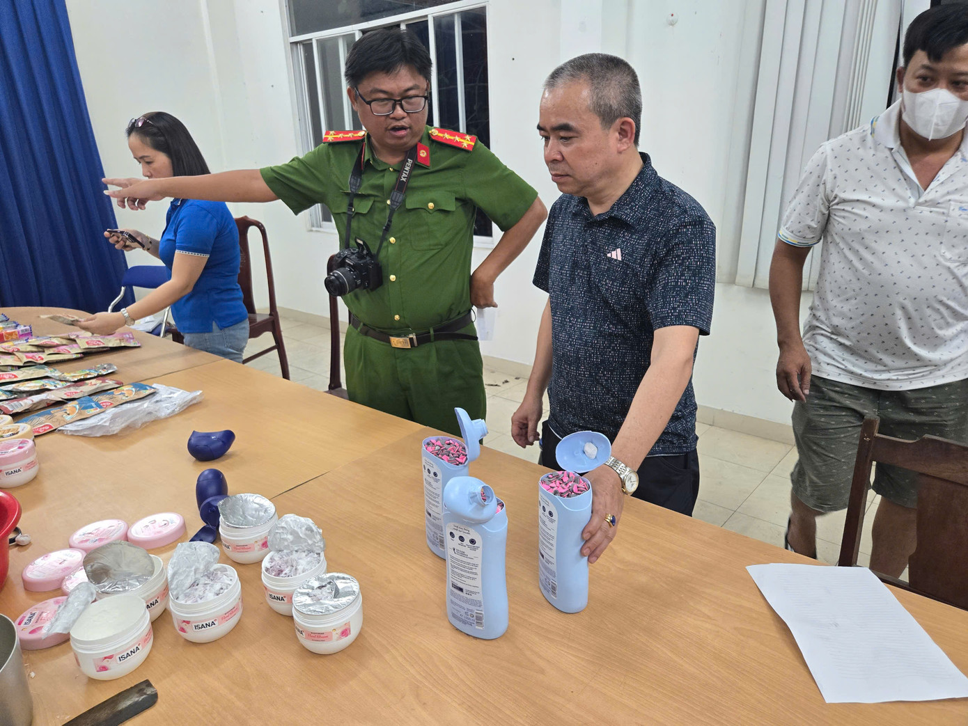 Hiện, Hải quan Cửa khẩu sân bay Quốc tế Nội Bài đã bàn giao đối tượng và toàn bộ tang vật, hồ sơ cho PC04 Hà Nội. Hiện, Hải quan Cửa khẩu sân bay Quốc tế Nội Bài đã bàn giao đối tượng và toàn bộ tang vật, hồ sơ cho PC04 Hà Nội.