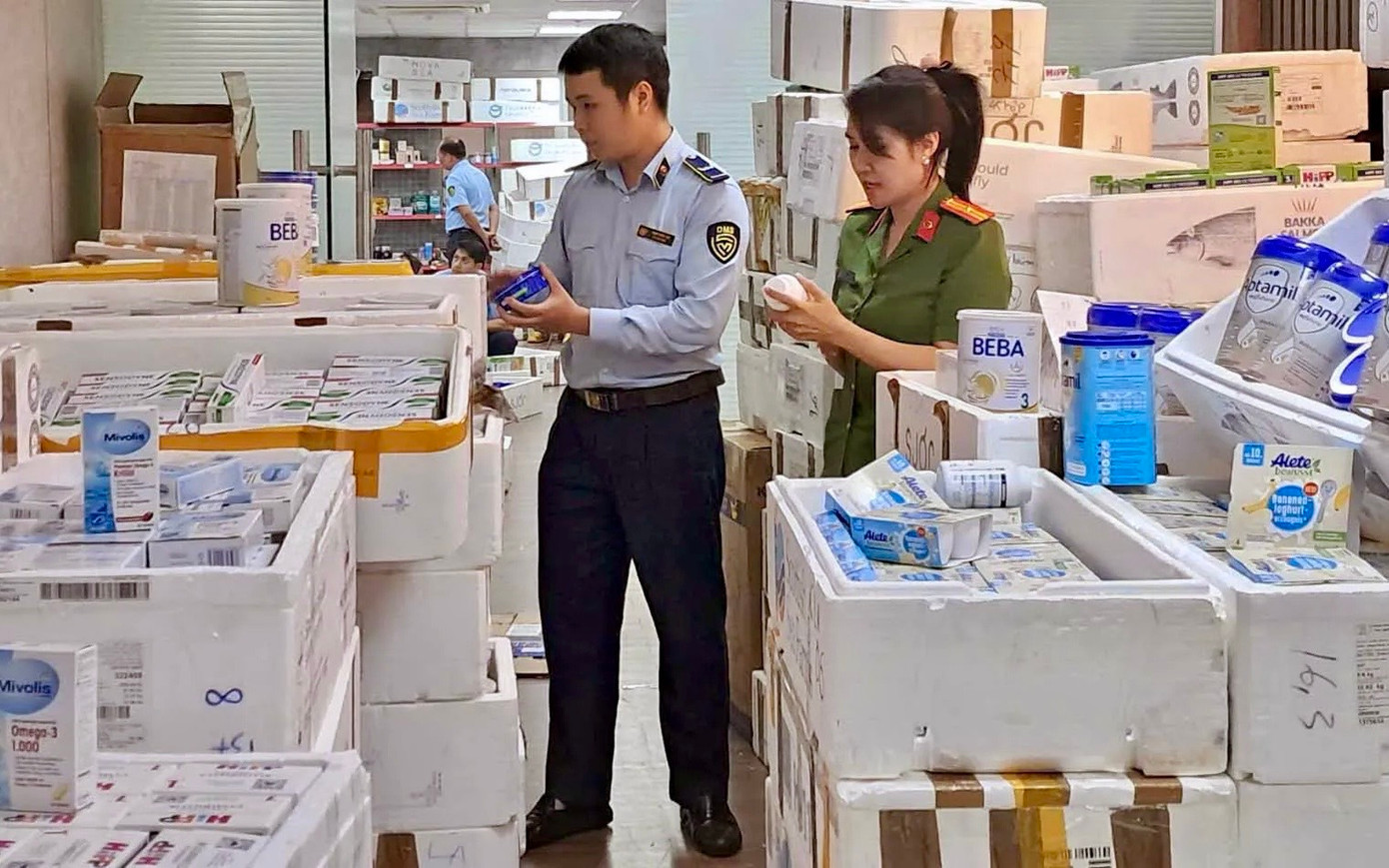 Hàng loạt vụ hàng giả, hàng nhái của Tiktoker nổi tiếng liên tục bị cơ quan chức năng triệt phá. Hàng loạt vụ hàng giả, hàng nhái của Tiktoker nổi tiếng liên tục bị cơ quan chức năng triệt phá.