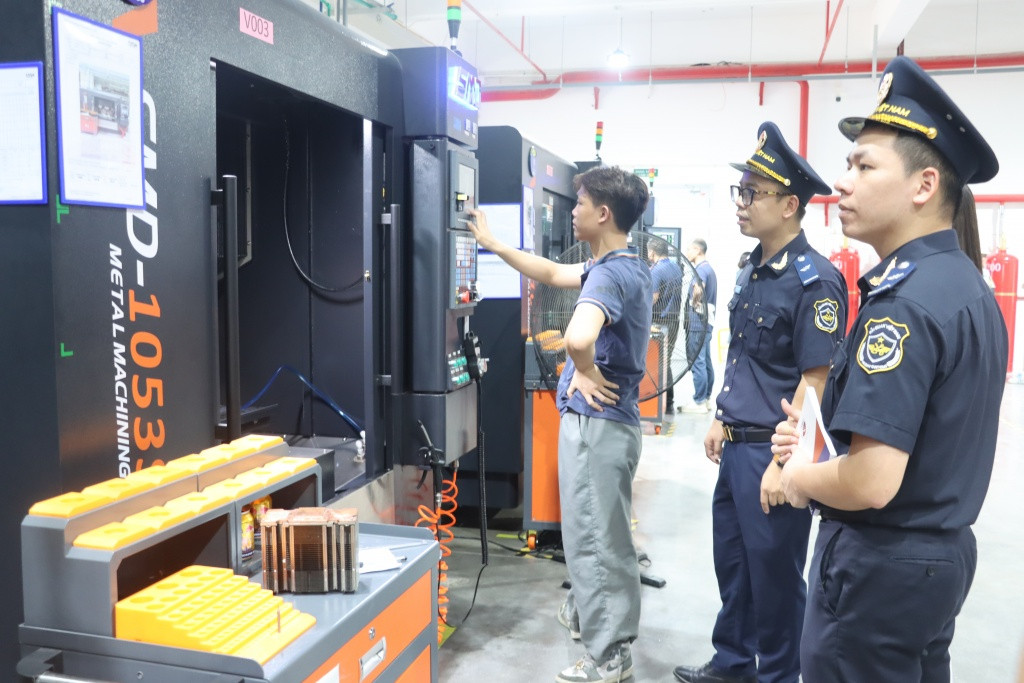 Hải quan giải quyết hơn 20.000 tờ khai trong ngày đầu triển khai hệ thống công nghệ thông tin theo mô hình mới. Hải quan giải quyết hơn 20.000 tờ khai trong ngày đầu triển khai hệ thống công nghệ thông tin theo mô hình mới.