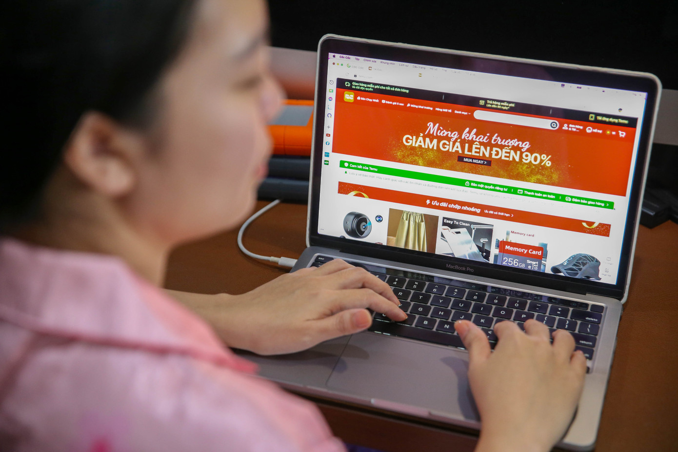 Theo các chuyên gia, việc định danh trên các sàn TMĐT xuyên biên giới cần có quy định bảo mật dữ liệu. Theo các chuyên gia, việc định danh trên các sàn TMĐT xuyên biên giới cần có quy định bảo mật dữ liệu.