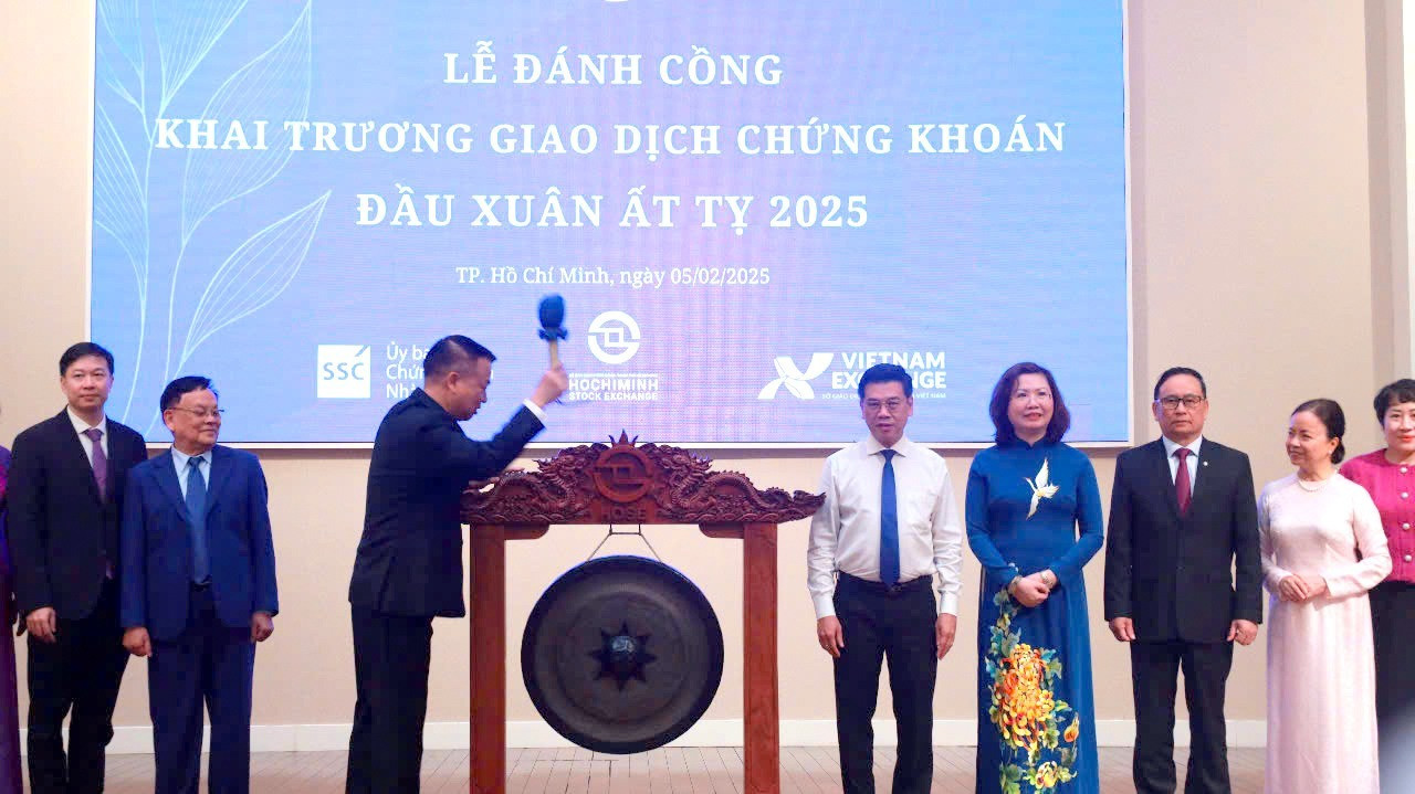 Thứ trưởng Bộ Tài chính Nguyễn Đức Chi đánh cồng khai trương giao dịch chứng khoán đầu xuân Ất Tỵ 2025. Thứ trưởng Bộ Tài chính Nguyễn Đức Chi đánh cồng khai trương giao dịch chứng khoán đầu xuân Ất Tỵ 2025.