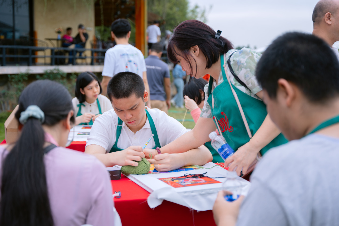 Tại đây, các trẻ tự kỷ được tạo góc sáng tạo riêng, được tham gia vào các hoạt động vẽ tranh thiên nhiên, nối hình, thêu, chơi đàn piano, tham gia teambuilding, đốt lửa trại…