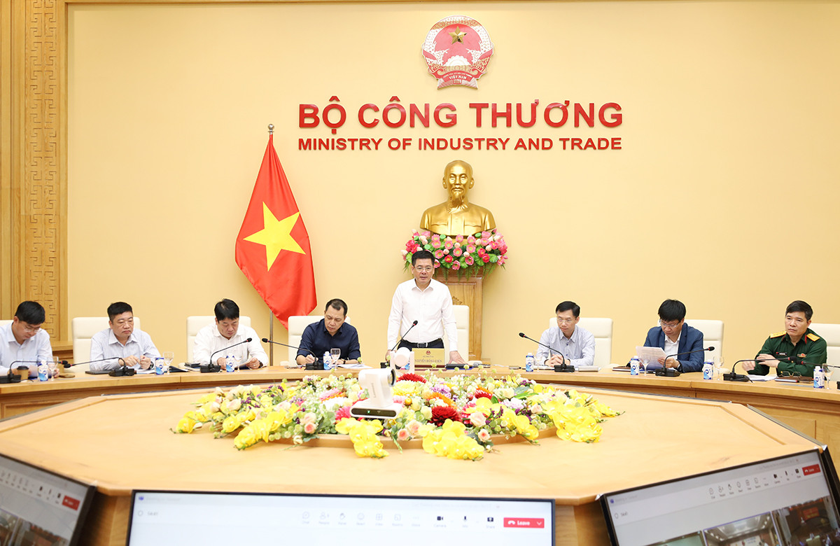 Bộ trưởng Công Thương yêu cầu các đơn vị thi công làm xuyên nghỉ, lễ để kịp tiến độ dự án. Bộ trưởng Công Thương yêu cầu các đơn vị thi công làm xuyên nghỉ, lễ để kịp tiến độ dự án.