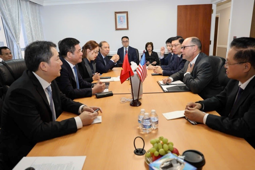 Bộ trưởng Nguyễn Hồng Diên làm việc với lãnh đạo Tập đoàn Excelerate Energy.