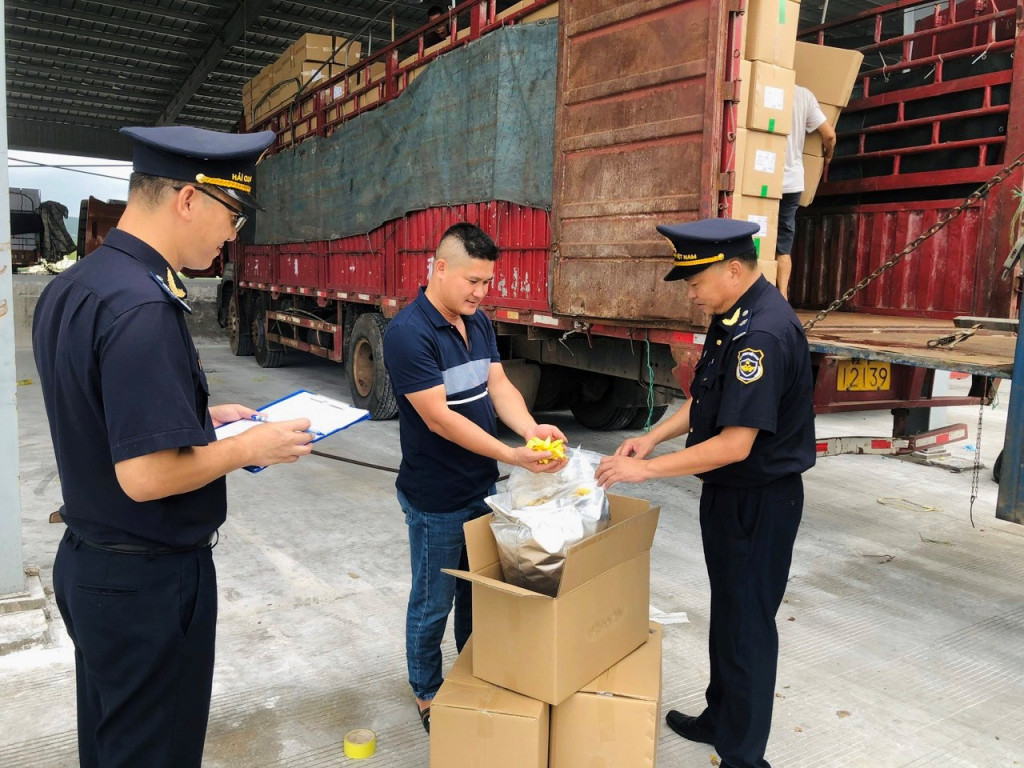 Lực lượng Hải quan phát hiện, bắt giữ và xử lý gần 18.000 vụ việc vi phạm về buôn lậu, gian lận thương mại trong năm 2024. Ảnh: TCHQ.
