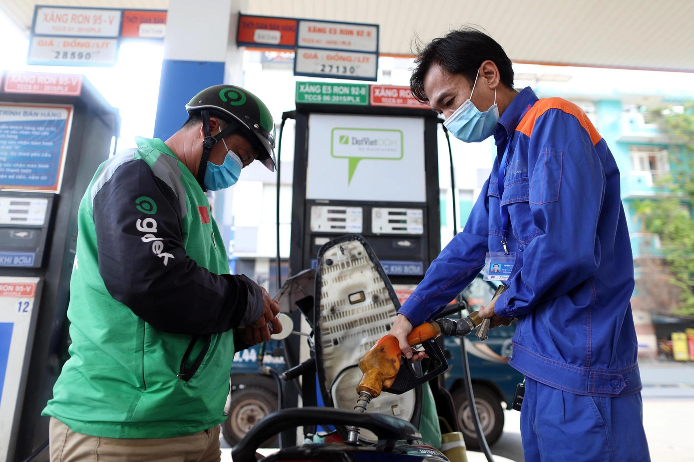 Giá xăng tăng từ chiều nay. Giá xăng tăng từ chiều nay.