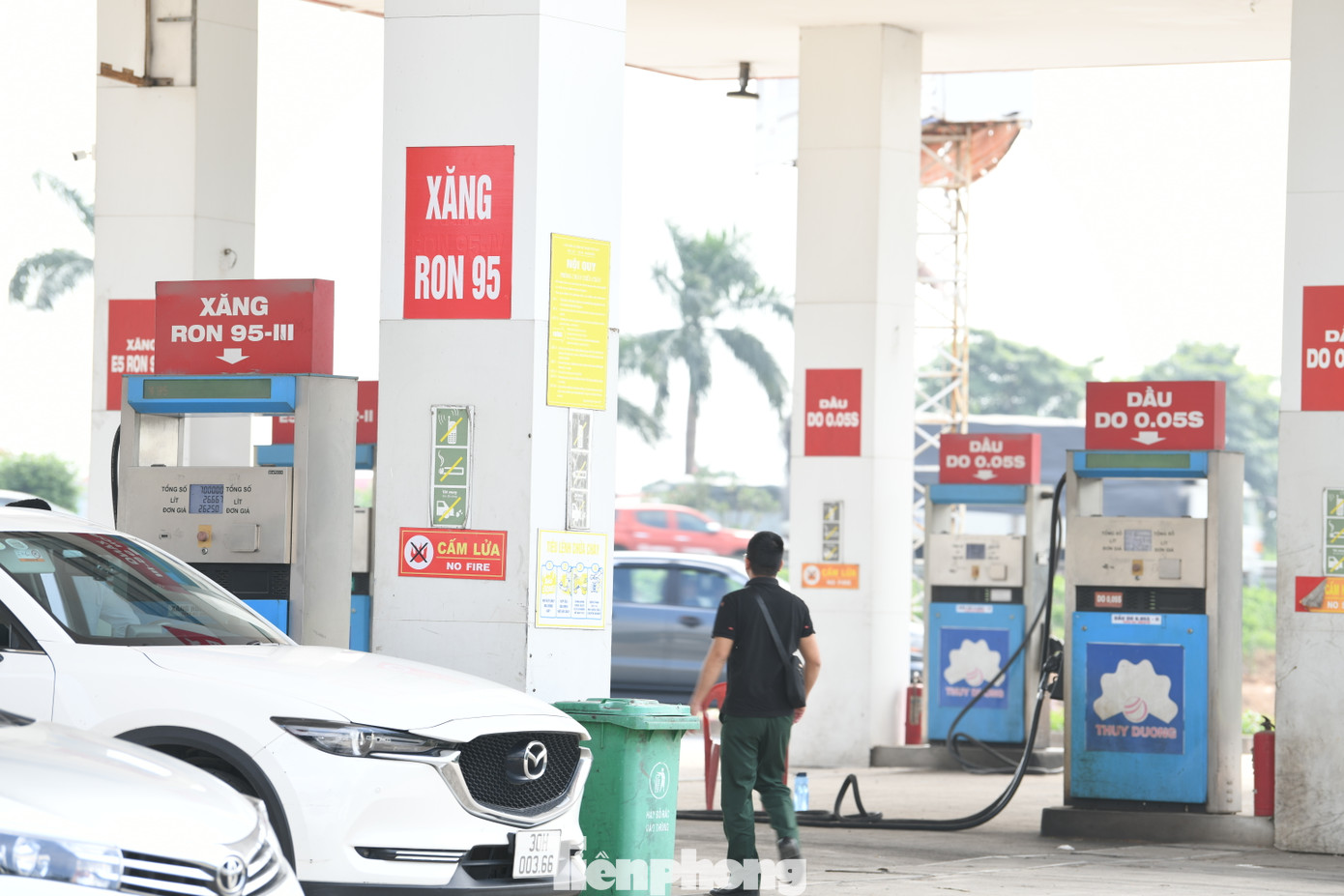 Xăng E5 hiện "vắng bóng" tại nhiều cửa hàng.